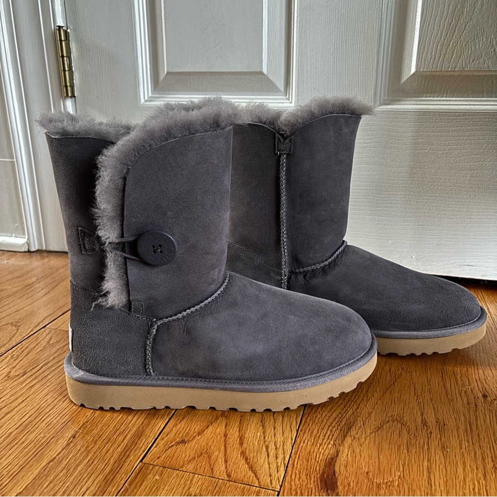 UGG Bailey Button Boot in Purple/Grey size 8